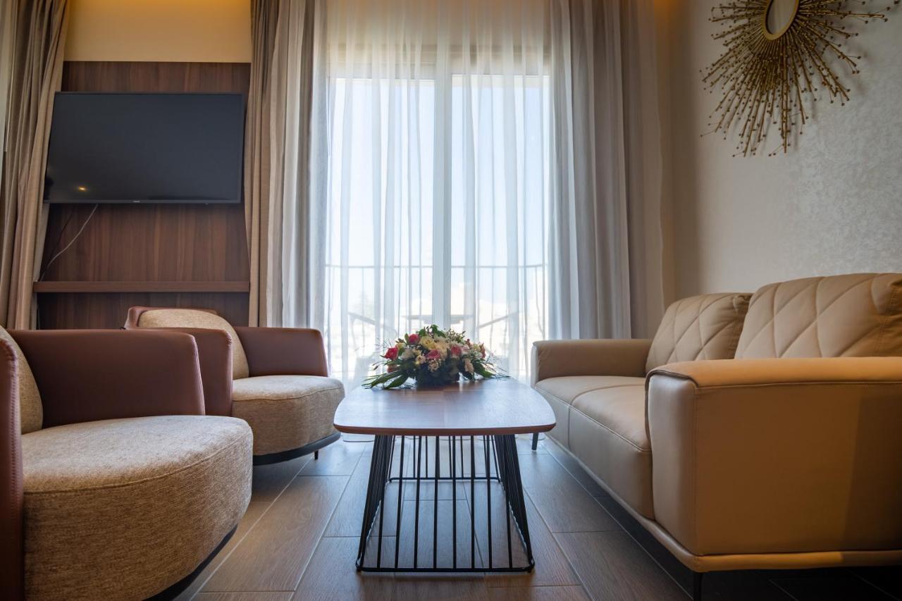 Suite City View Lounge Access