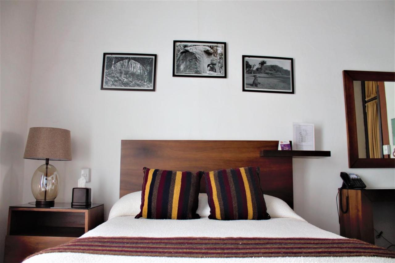 Habitación con cama grande y balcón