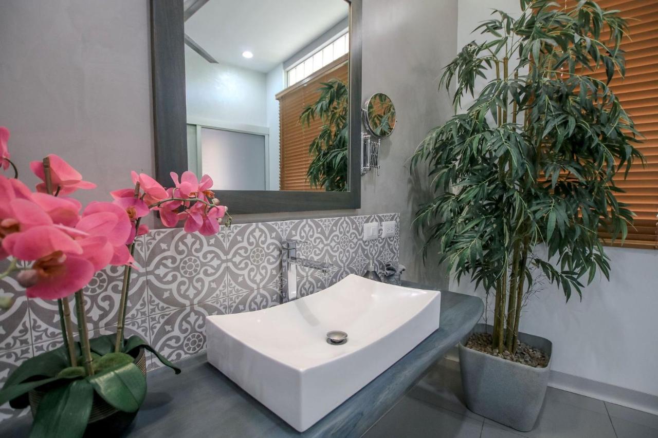 One-Bedroom Deluxe Apartment
