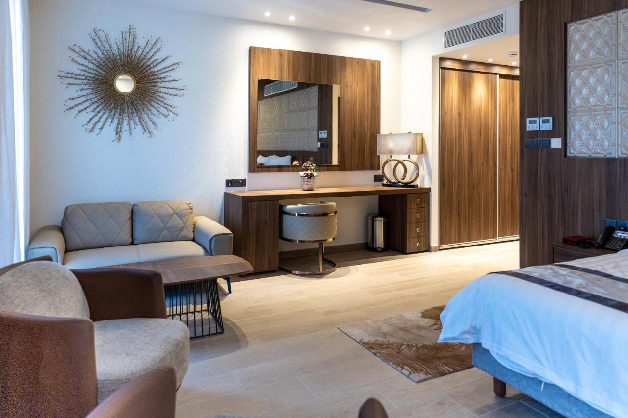 Suite City View Lounge Access