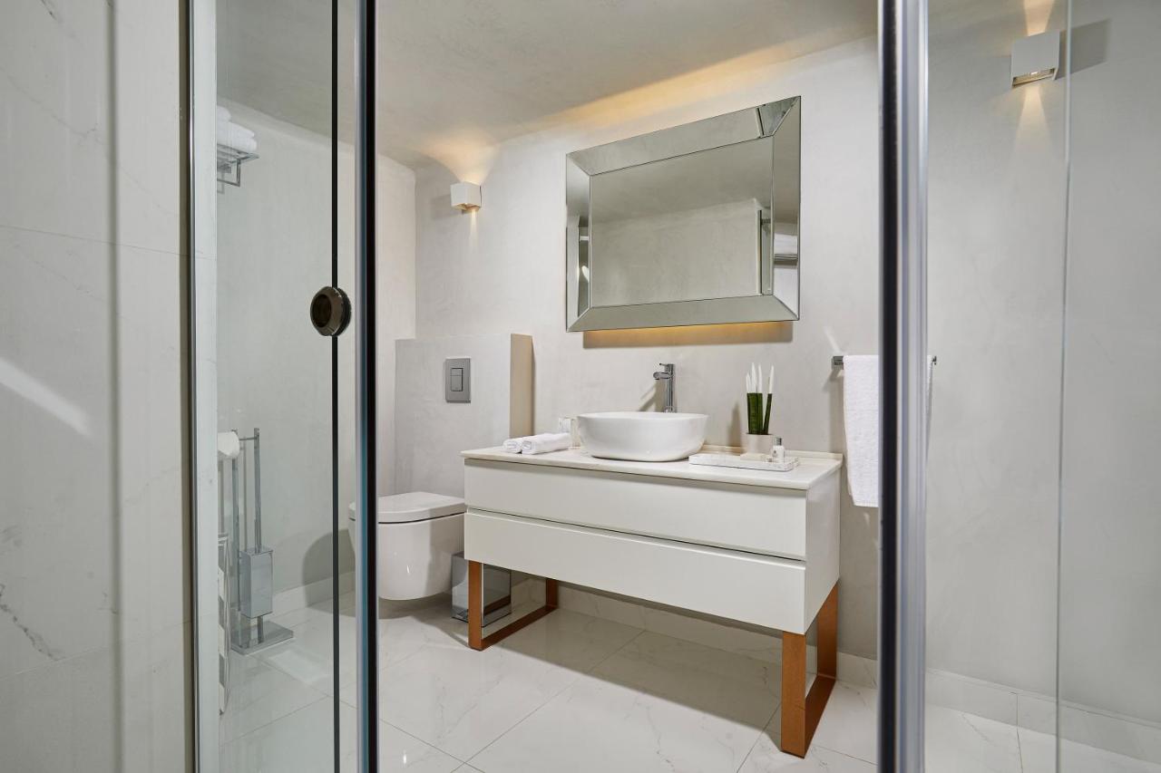 Signature Suite Balcony & Acropolis View