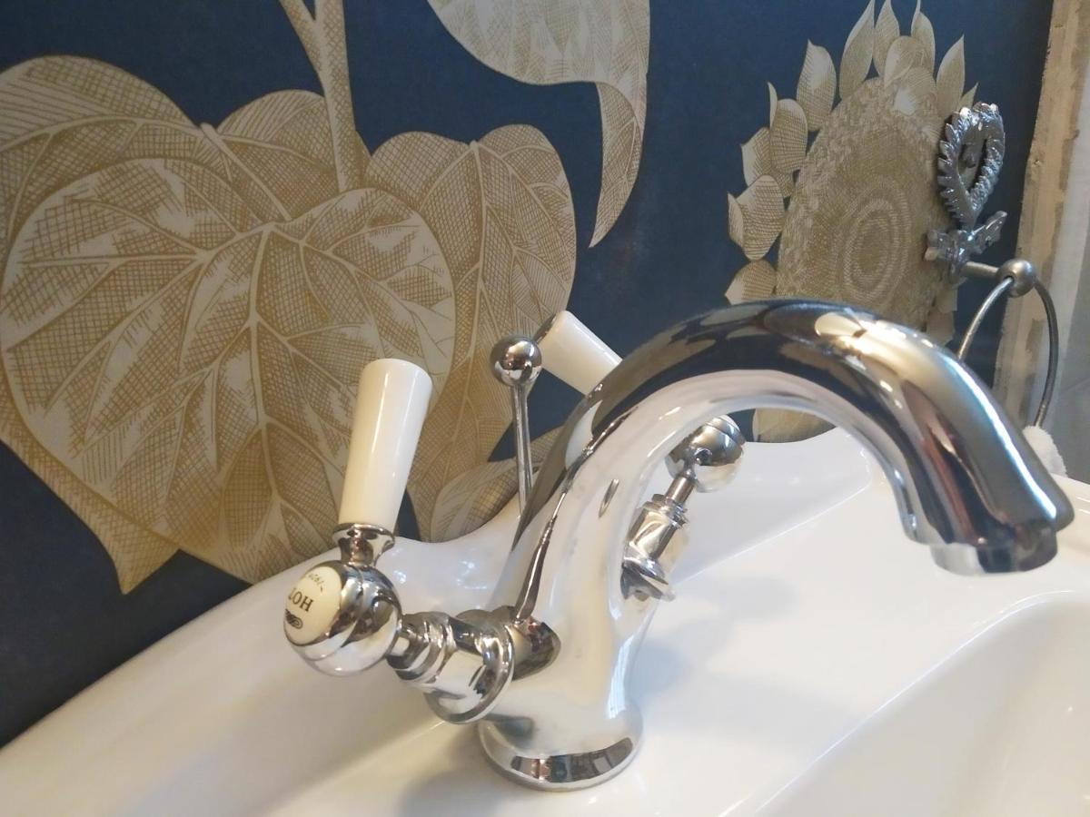 Habitación con cama extragrande y bañera de hidromasaje