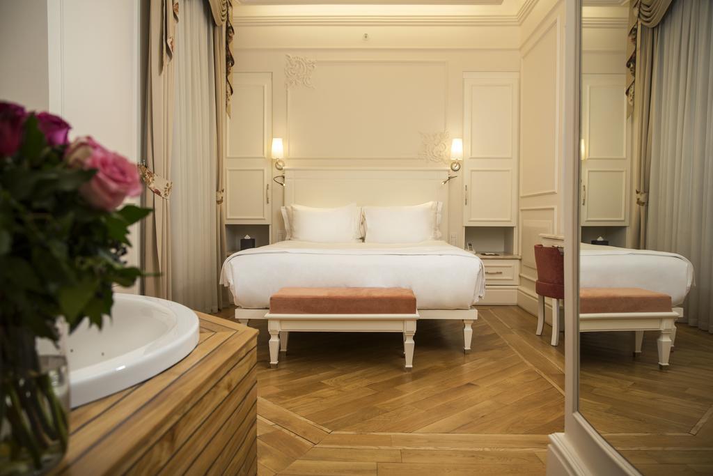 Classic Room Hot Tub