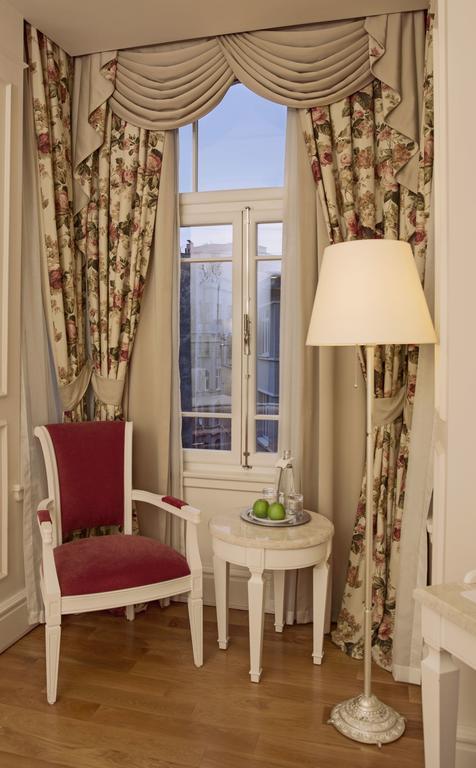 Corner Room,112878225:JPEG