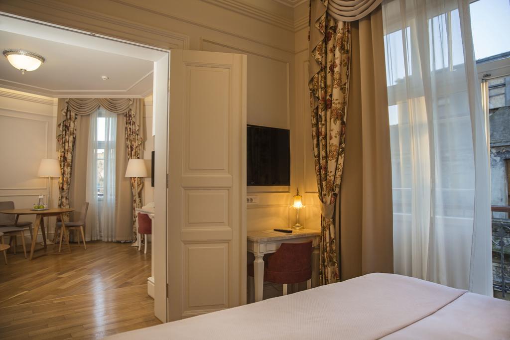 CORINNE SUITE
