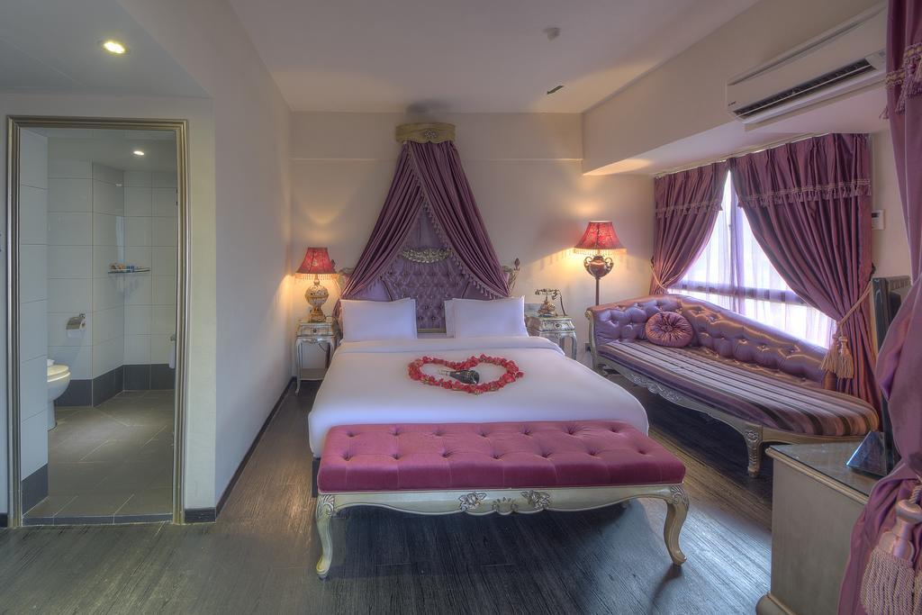 Honeymoon Suite,1221219295:JPEG