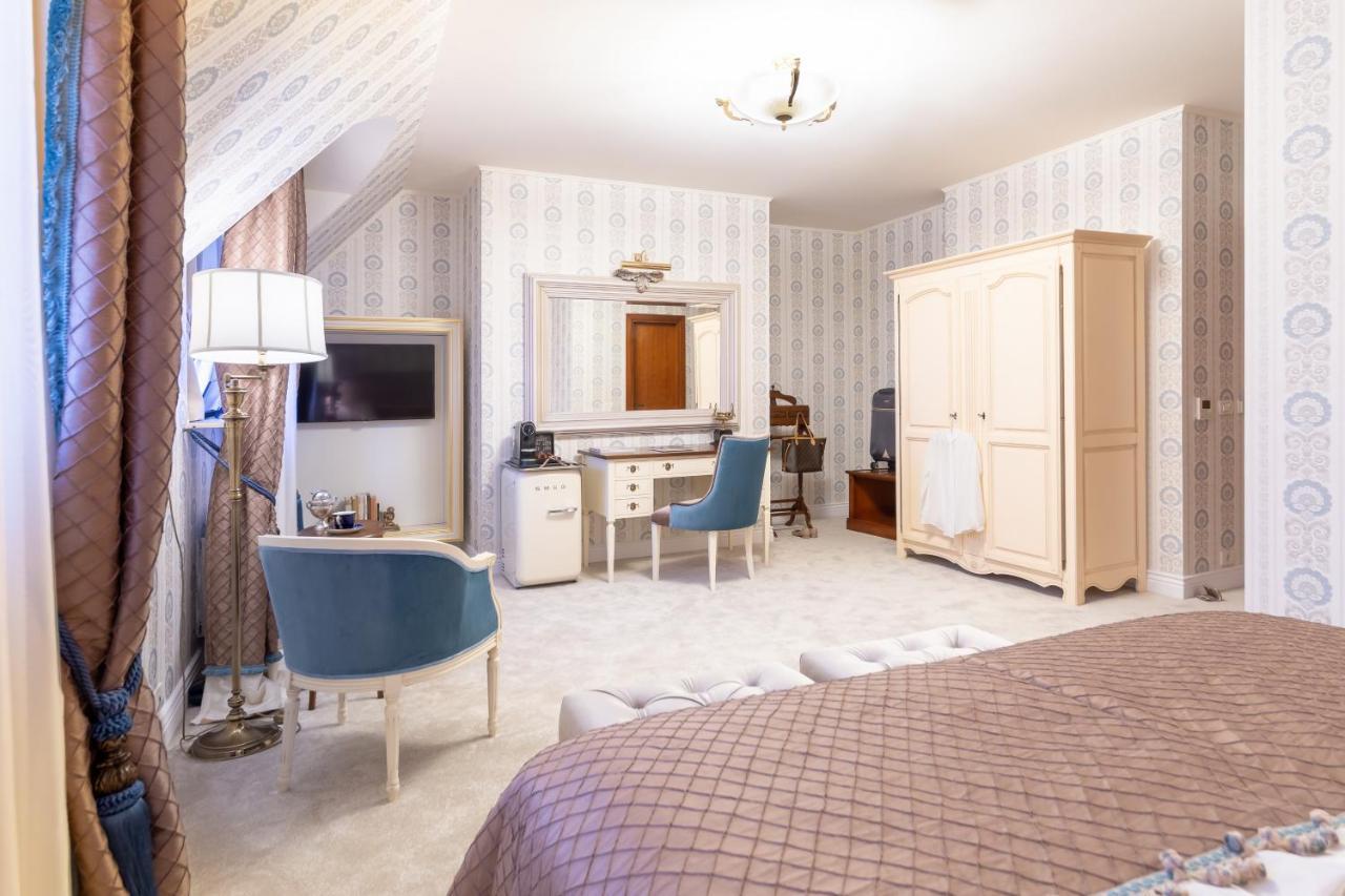 Deluxe Chic Room
