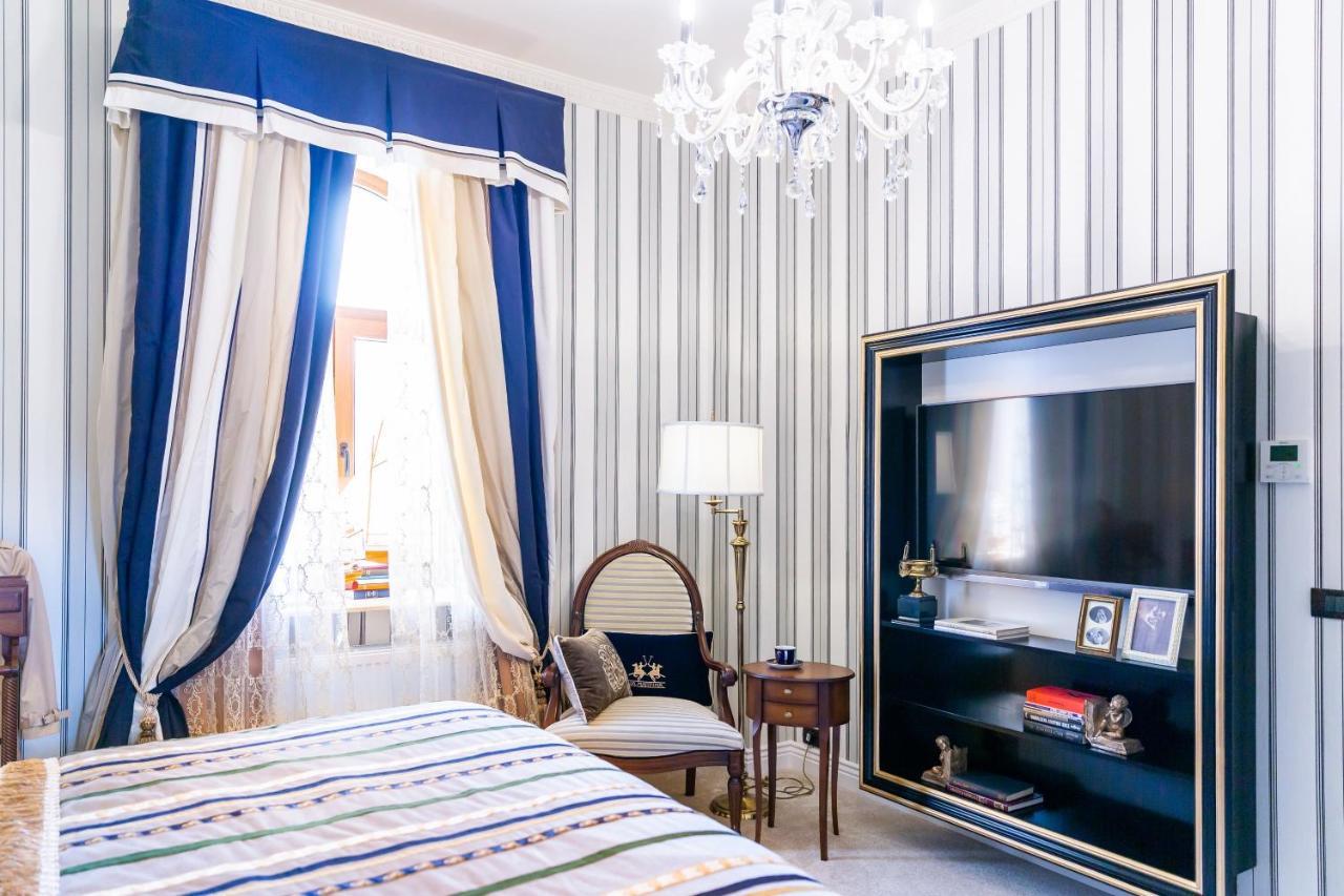 Deluxe Chic Room