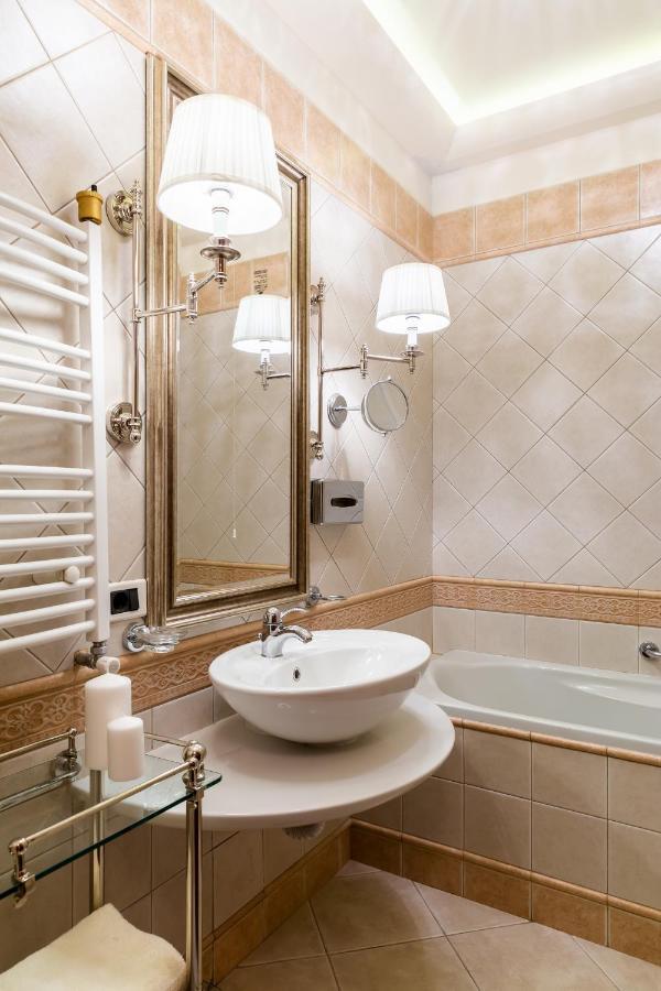 Deluxe Chic Room