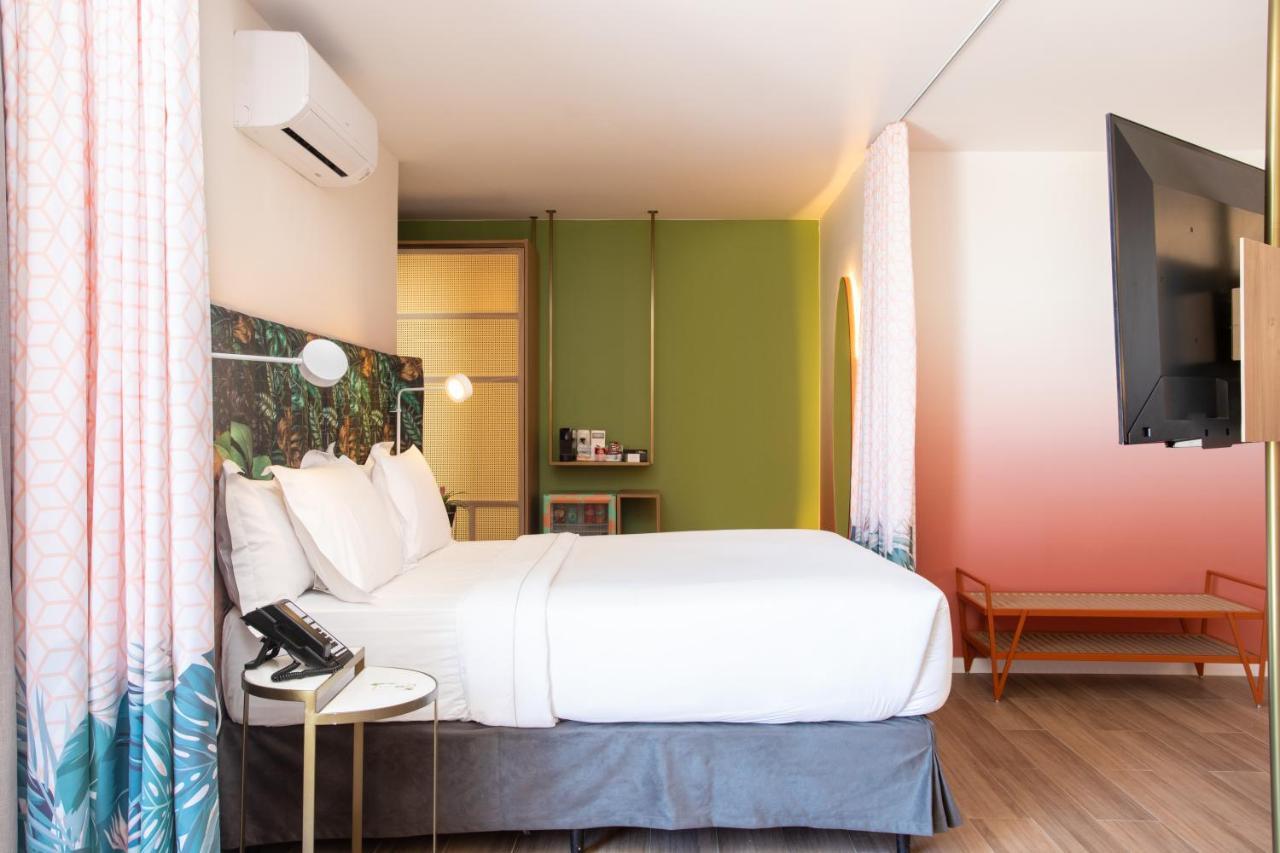 Suíte Junior cama queen com vista para o mar