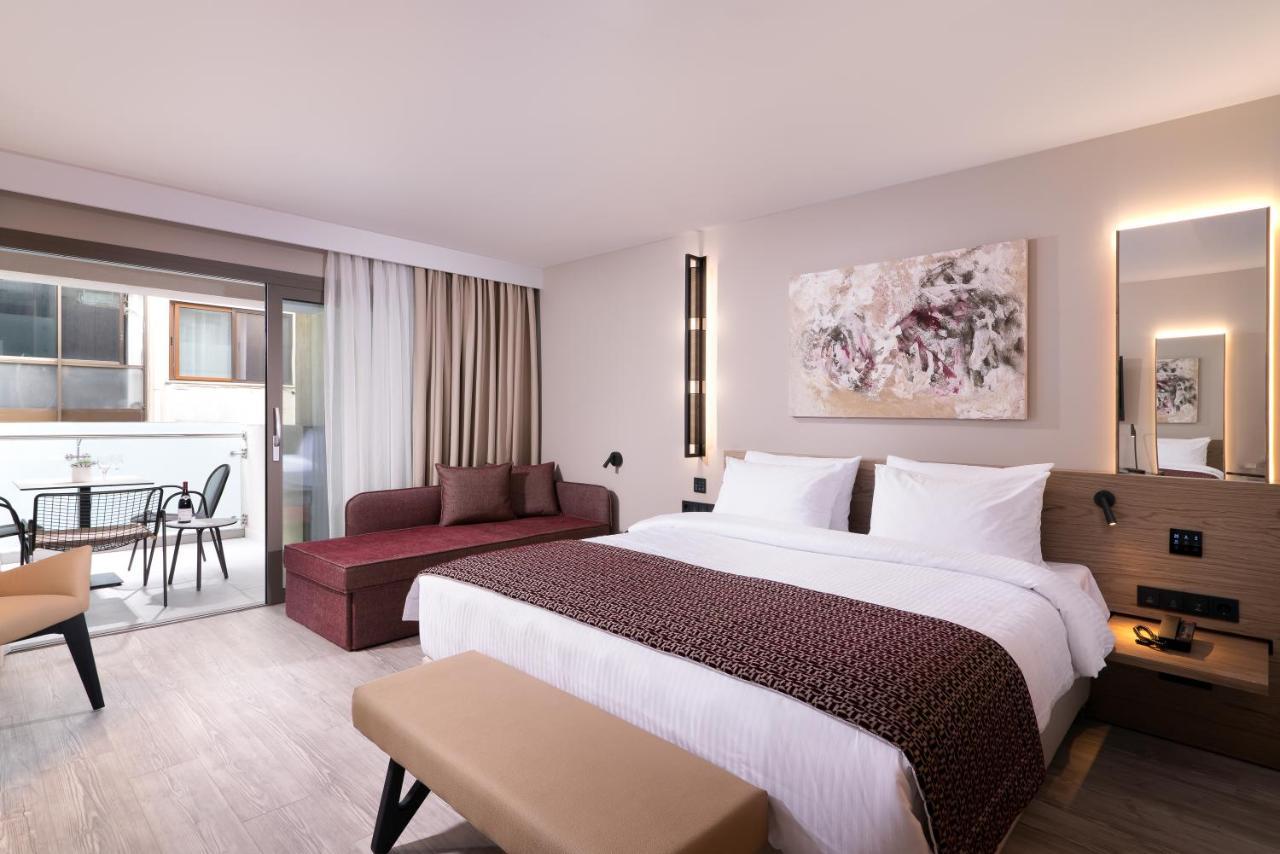 Zimmer mit Kingsize-Bett und Balkon