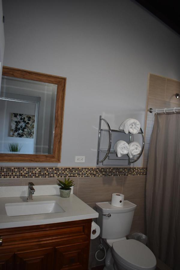 Habitación con cama grande