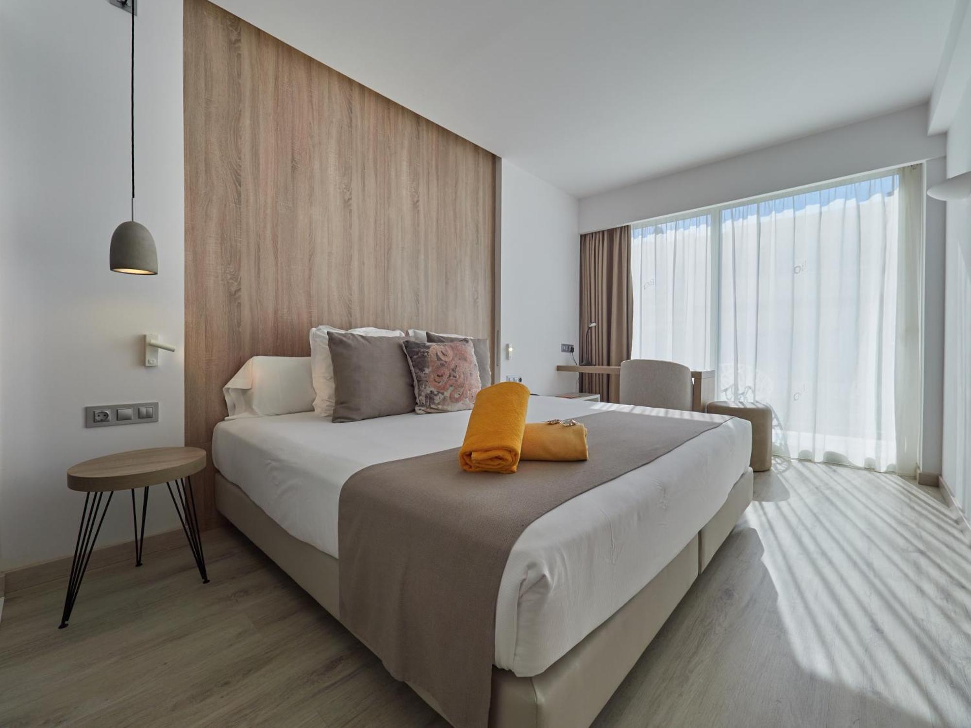 Double Room with Street View,1207492924:JPEG