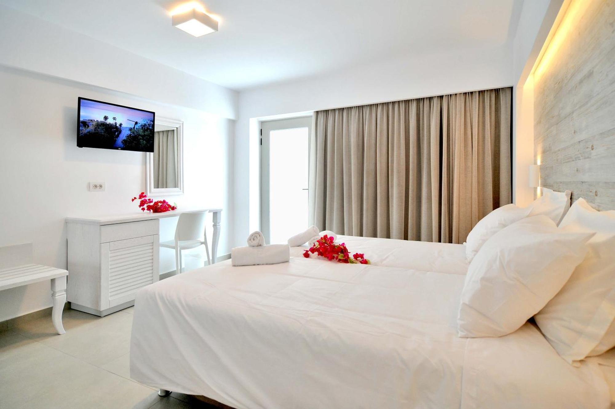 Deluxe Triple Room Pool View