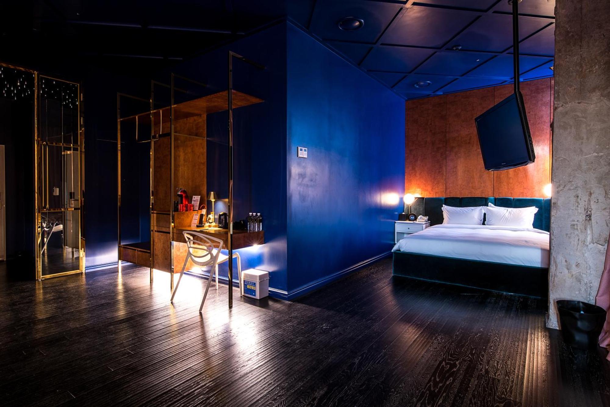 Gold Suite,1214099044:JPEG
