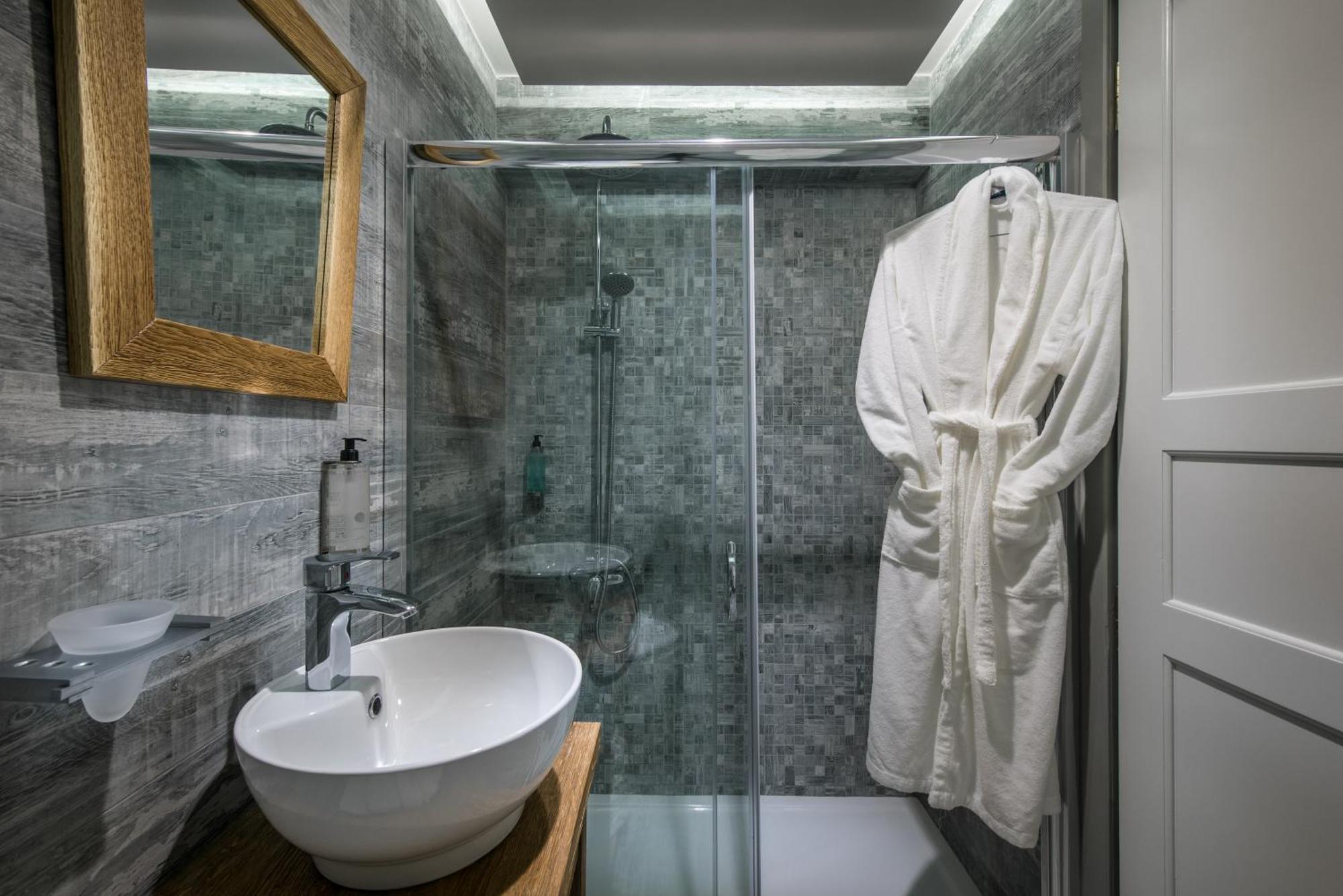 Classical One-Bedroom Suite-Semi Basement