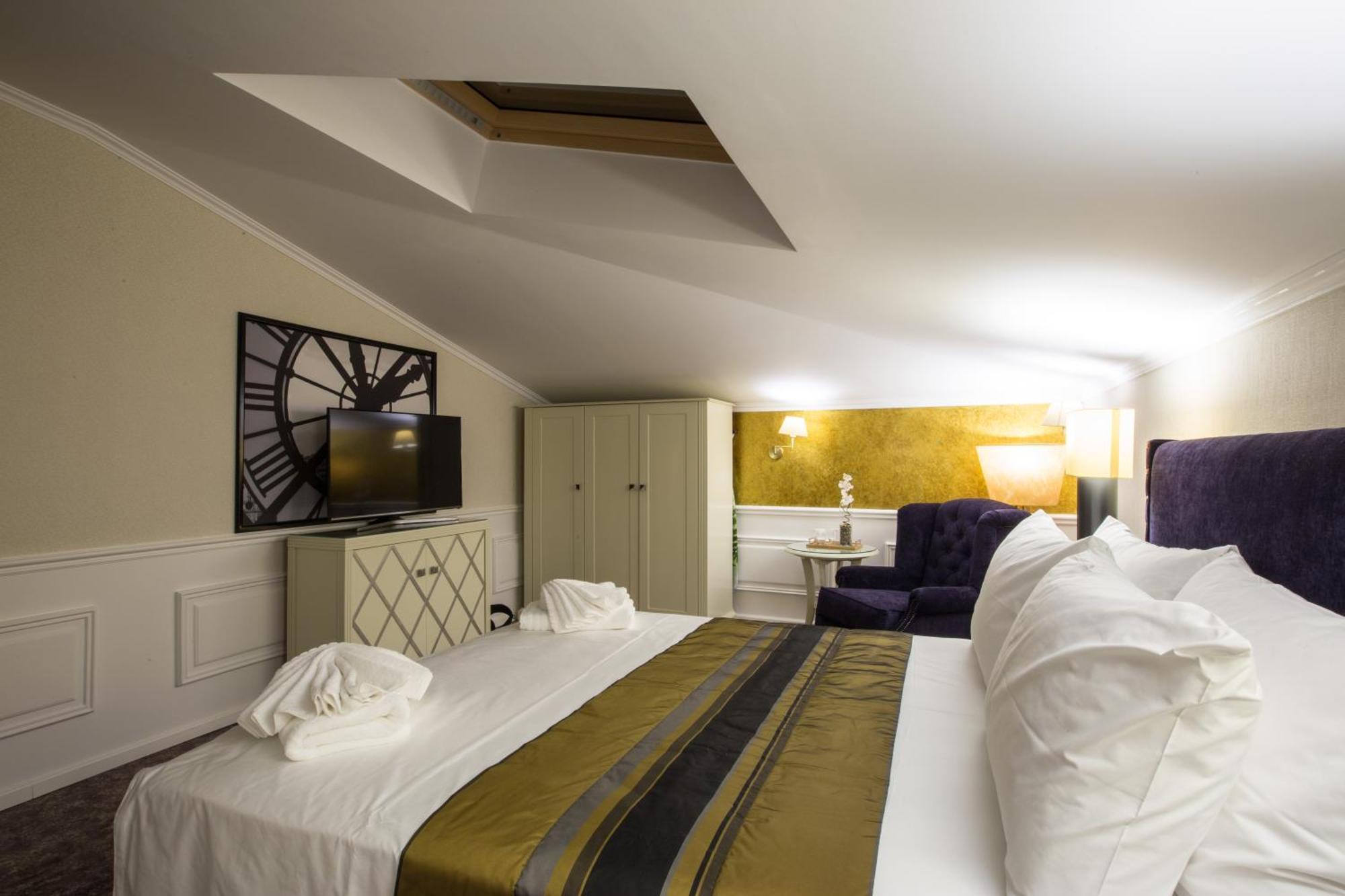 Habitación con cama extragrande.