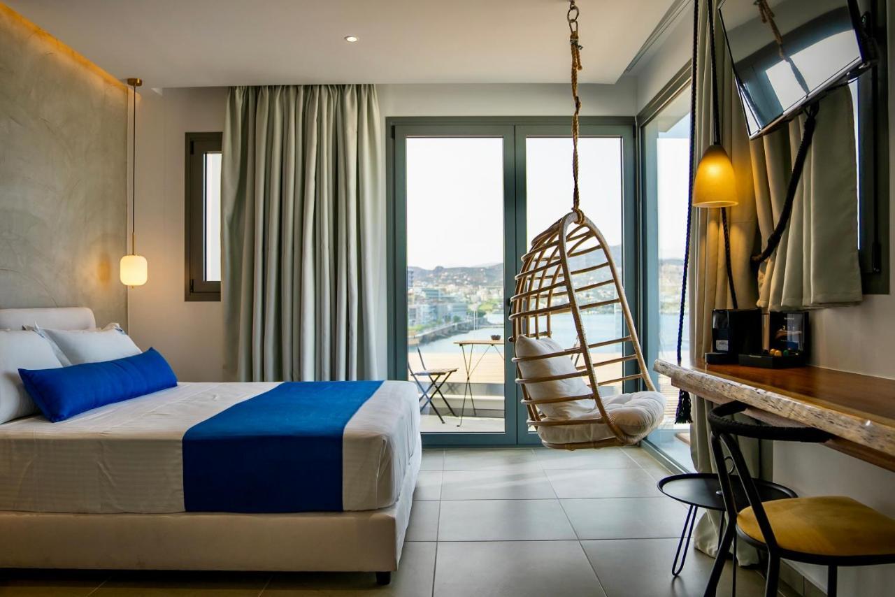 Zimmer mit Kingsize-Bett und Meerblick