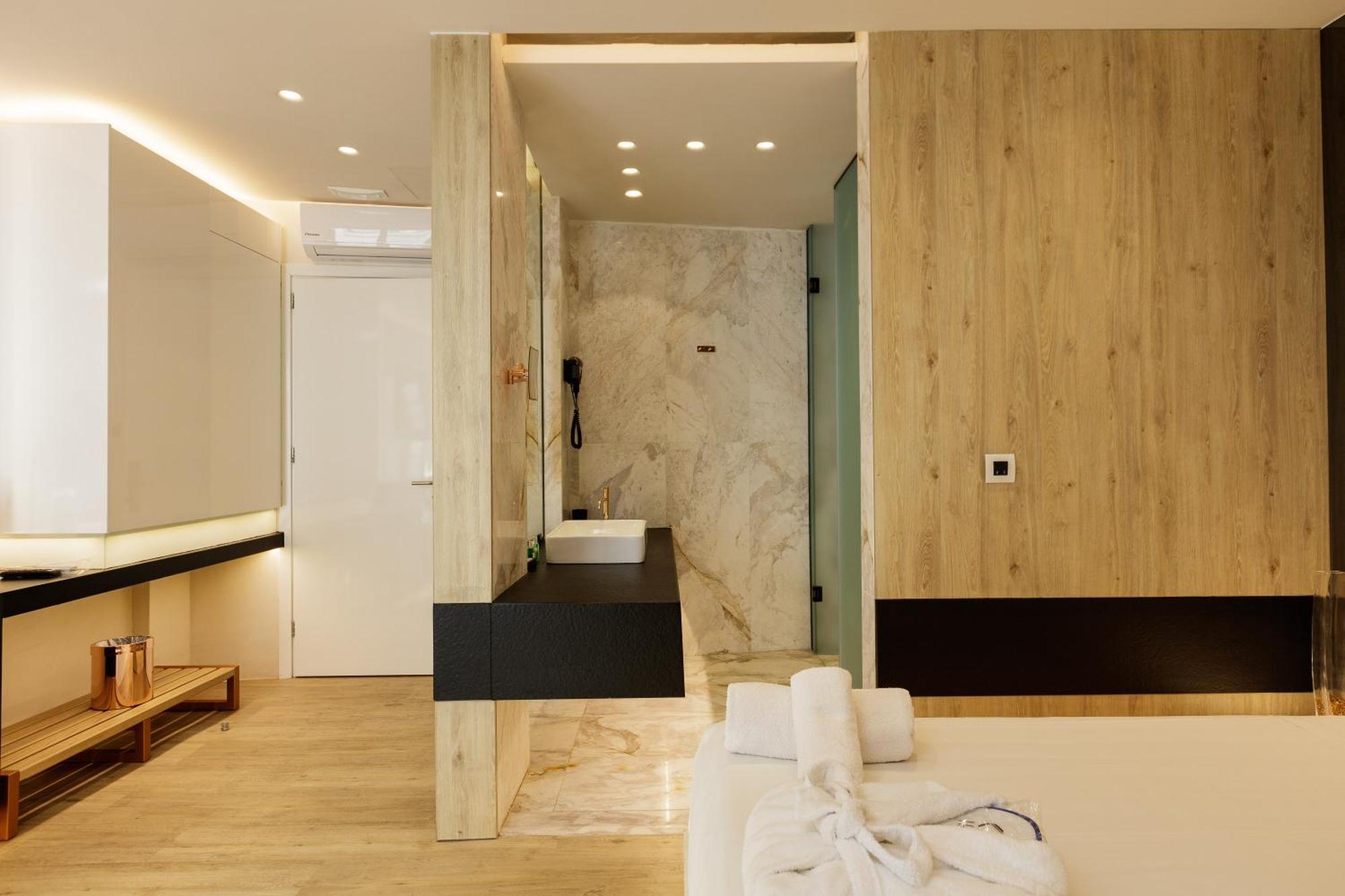 Apartament typu Junior Suite z bocznym widokiem na morze