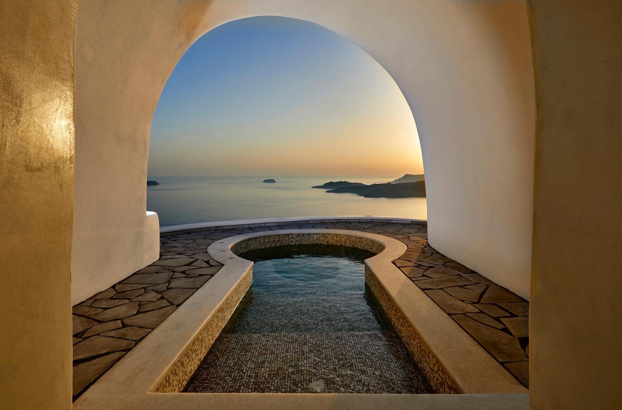 Suite Deluxe avec Grotte Extérieure et Jacuzzi Chauffé - Vue sur Caldeira