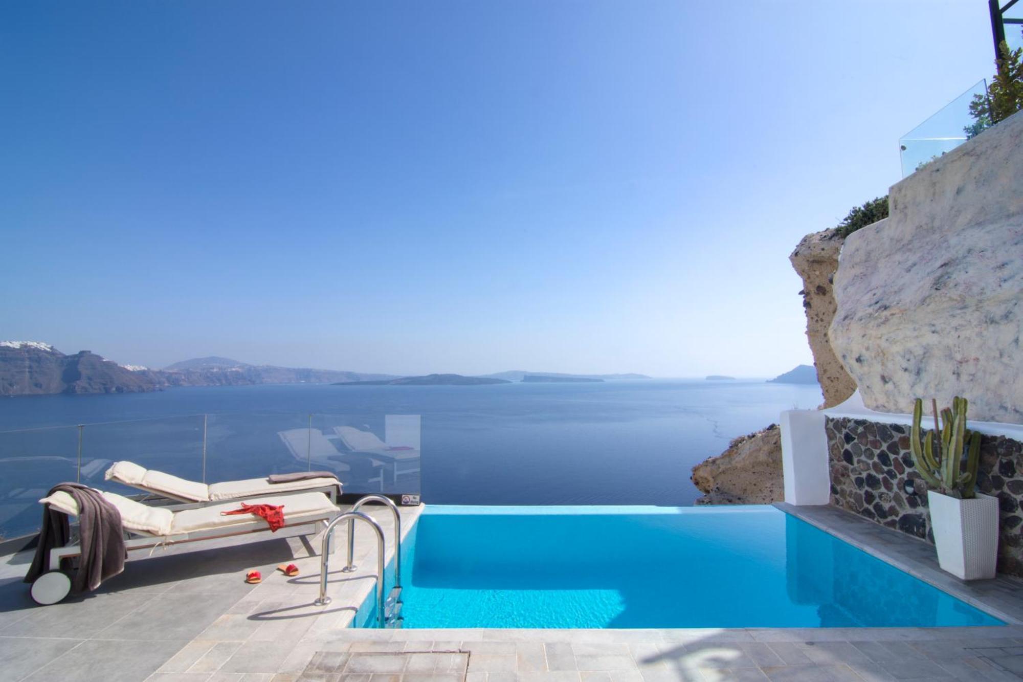 Honeymoon Suite with Private Heated Pool & Caldera View