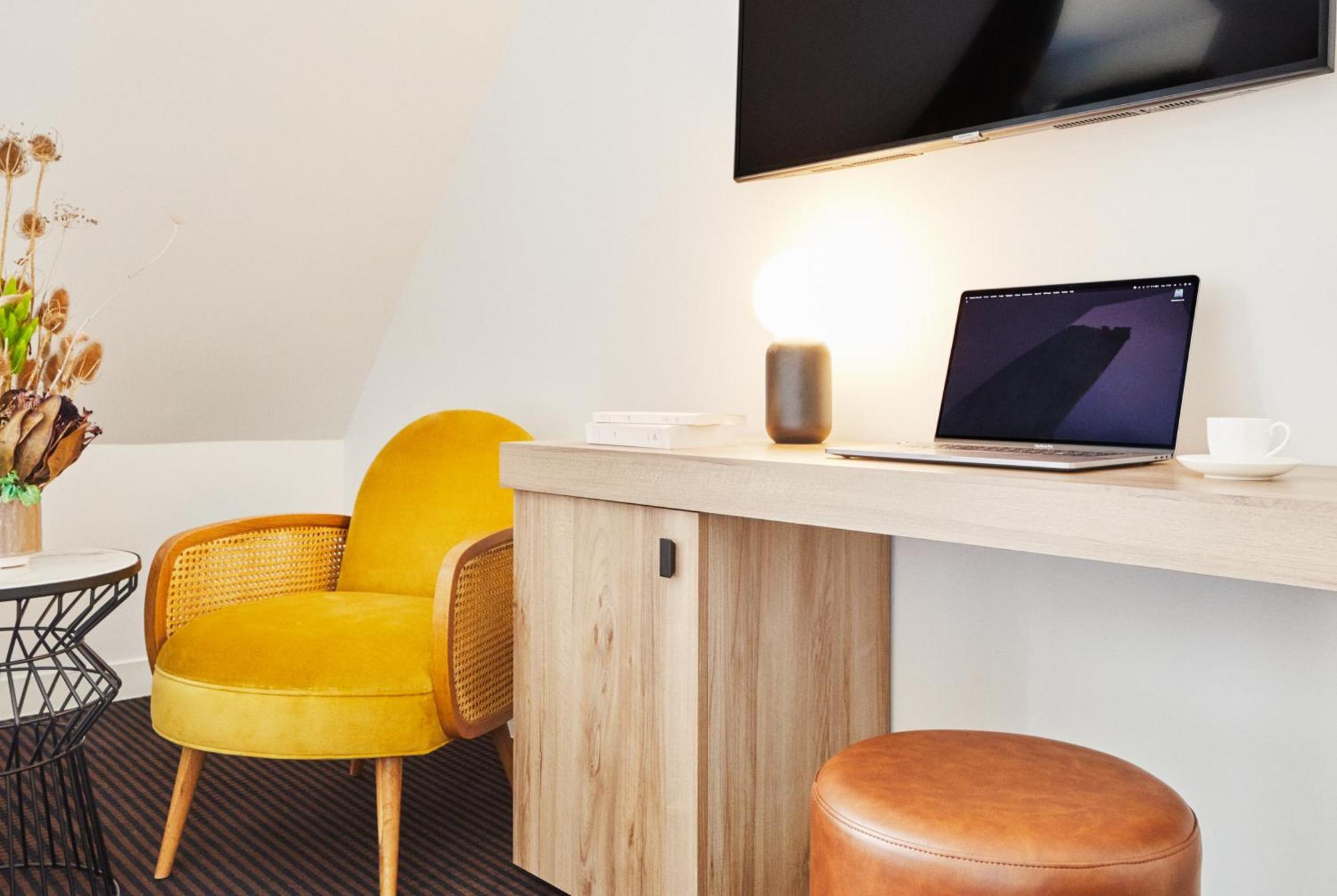 Junior Suite with Eiffel Tower View