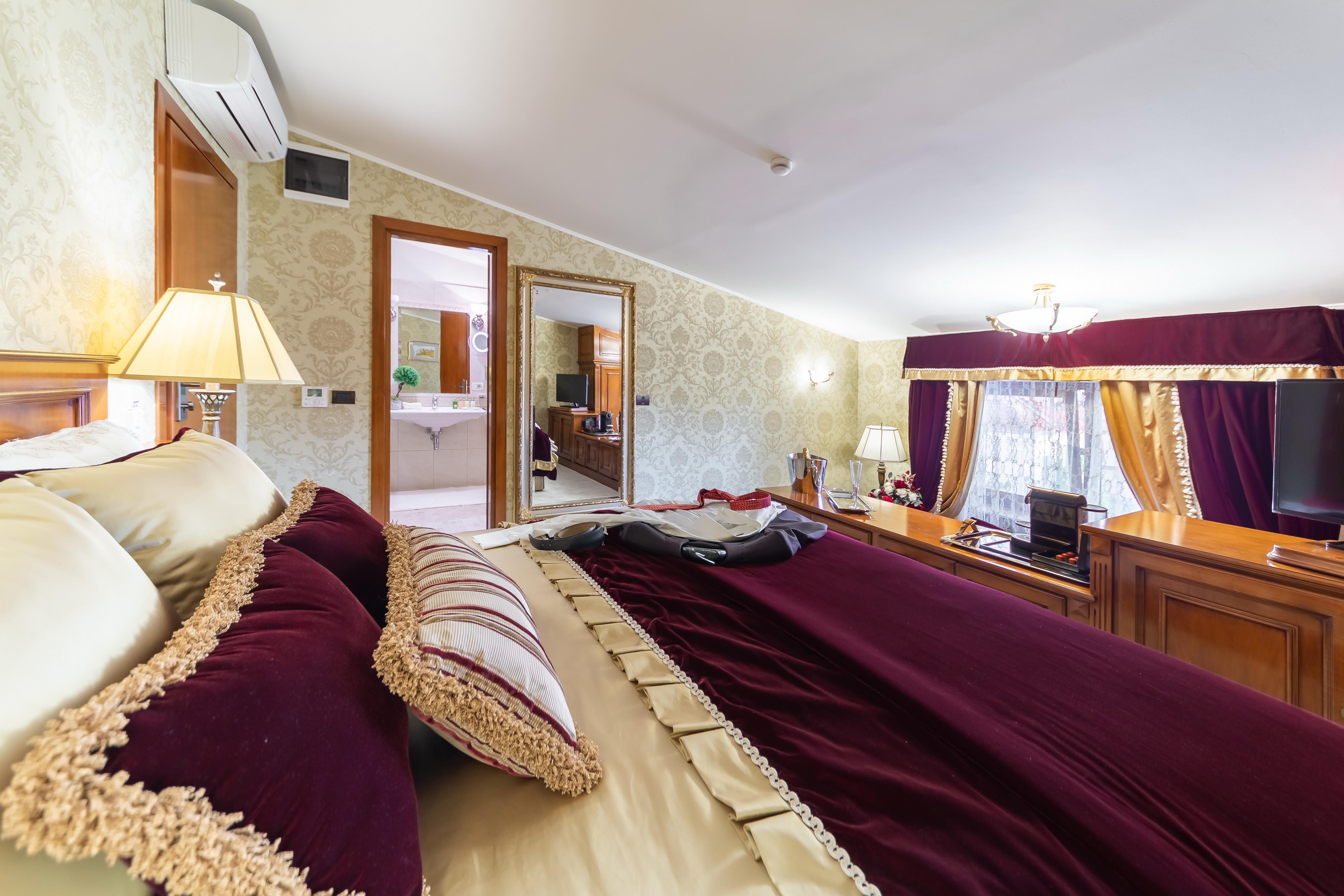 Deluxe Chic Room