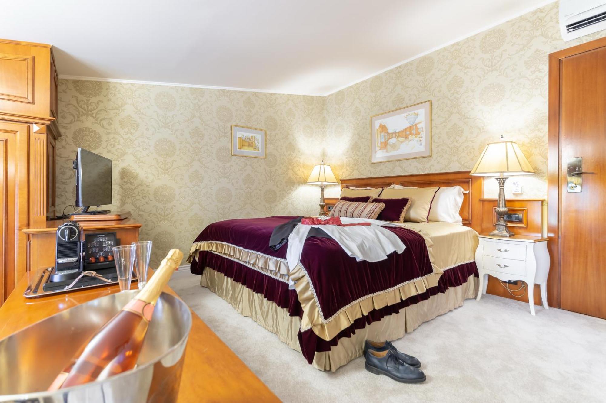 Deluxe Chic Room