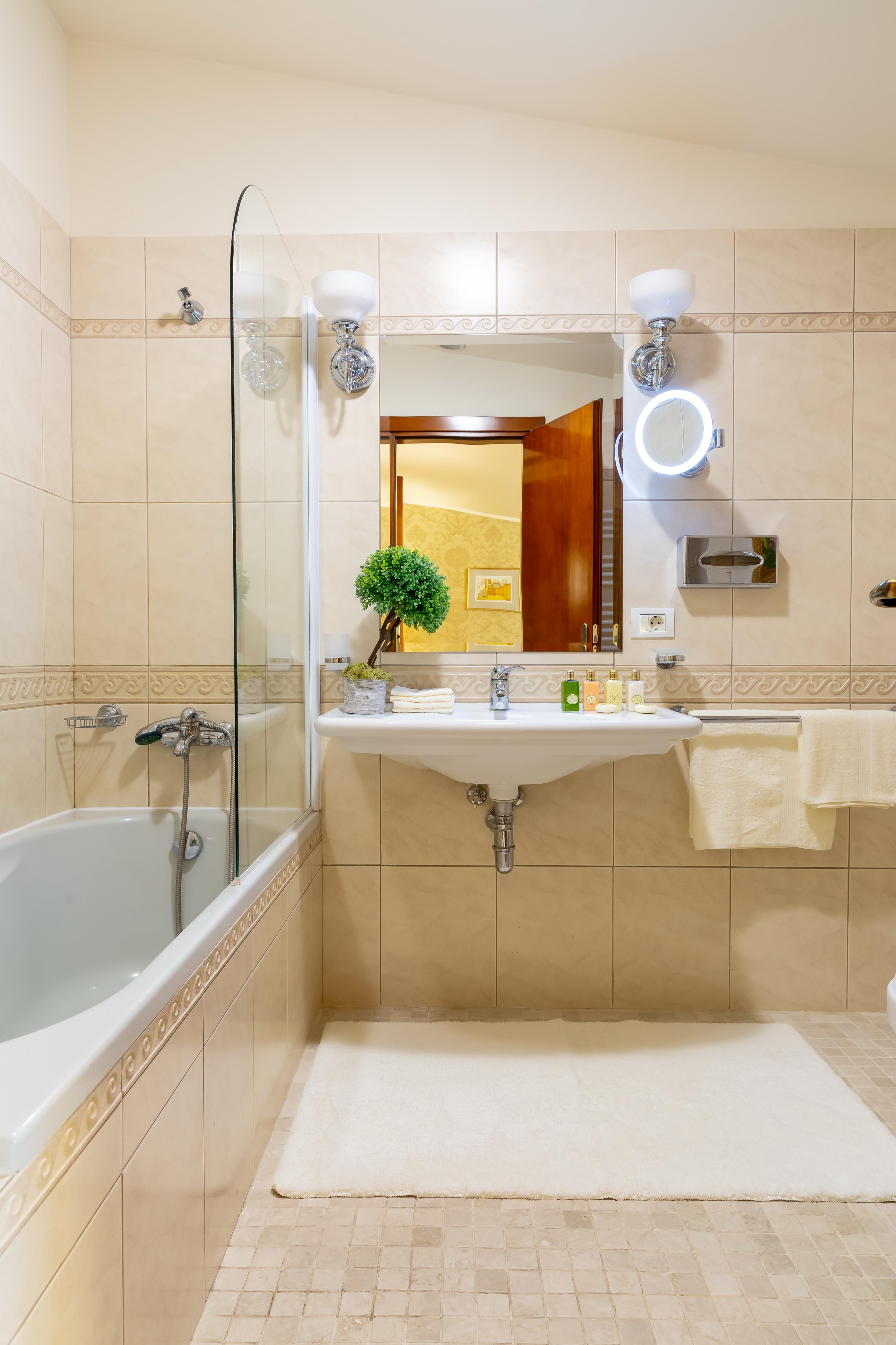 Deluxe Chic Room