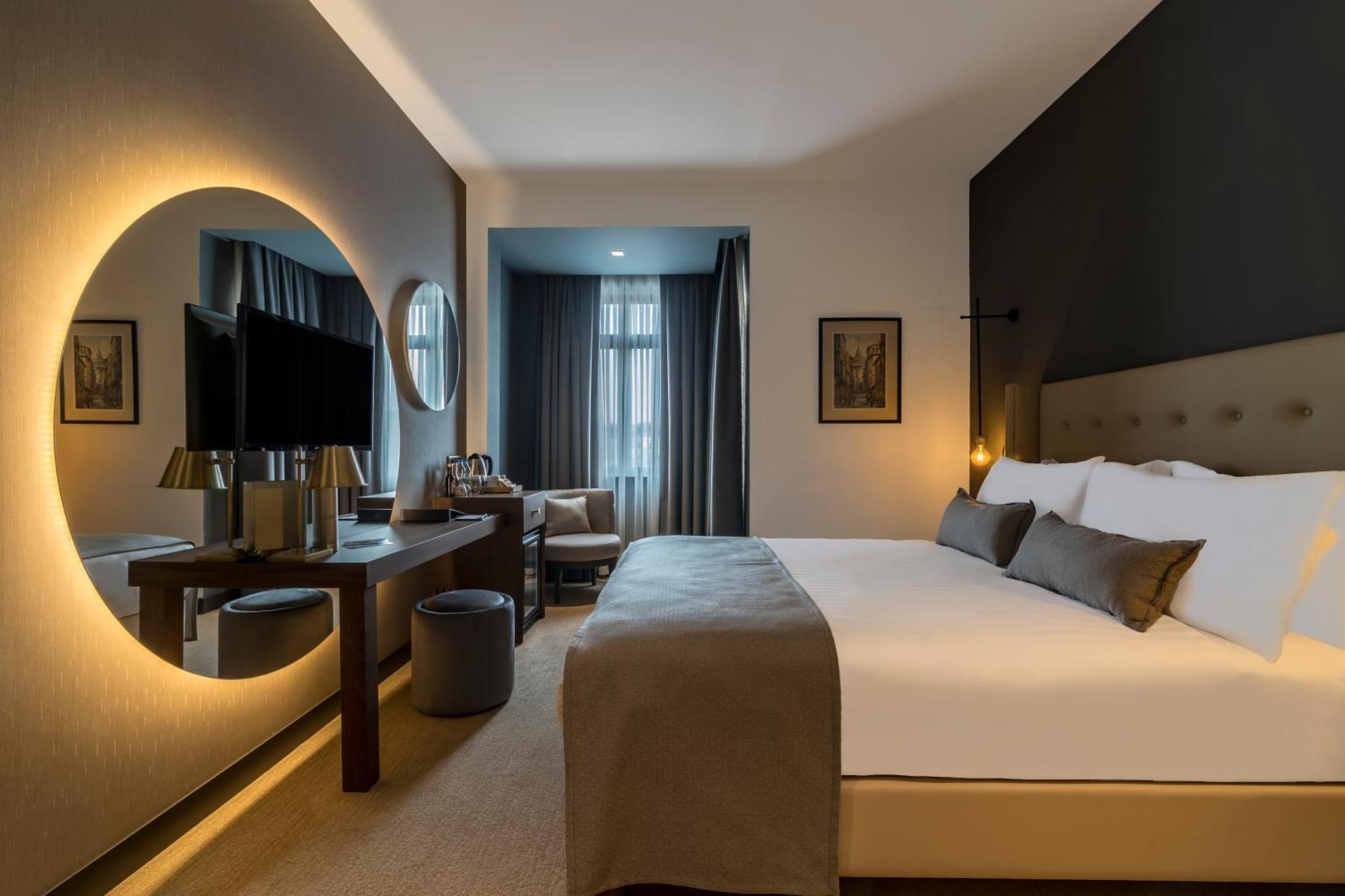 Deluxe Queen Room