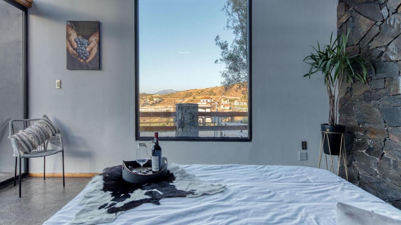 Habitación con cama grande y balcón
