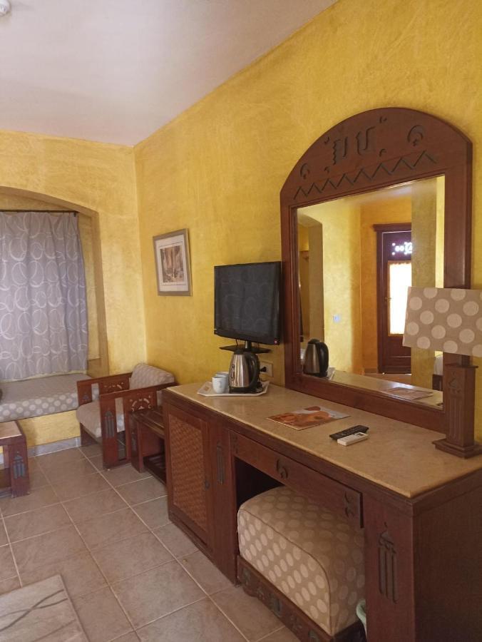 Habitación Triple con vistas a la piscina