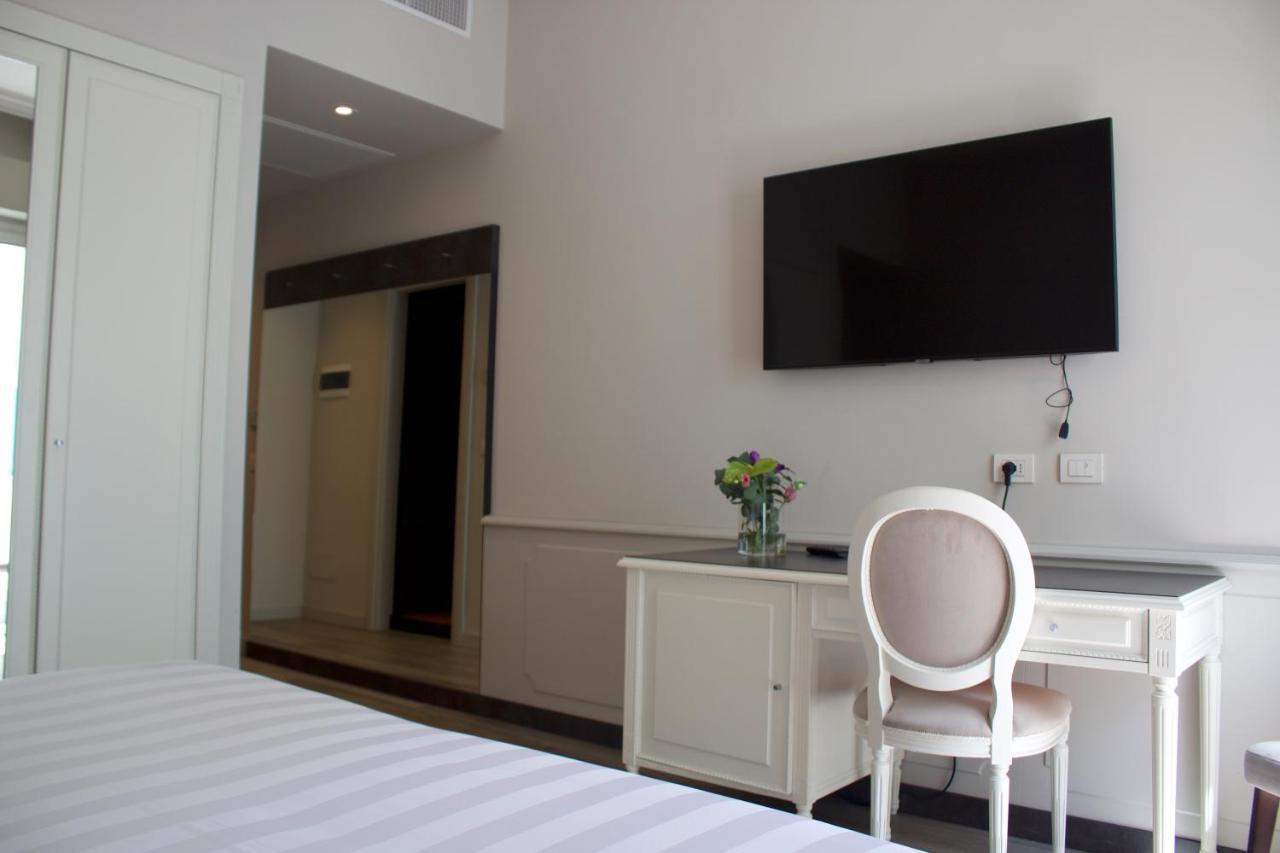 Deluxe Double or Twin Room Side Sea View