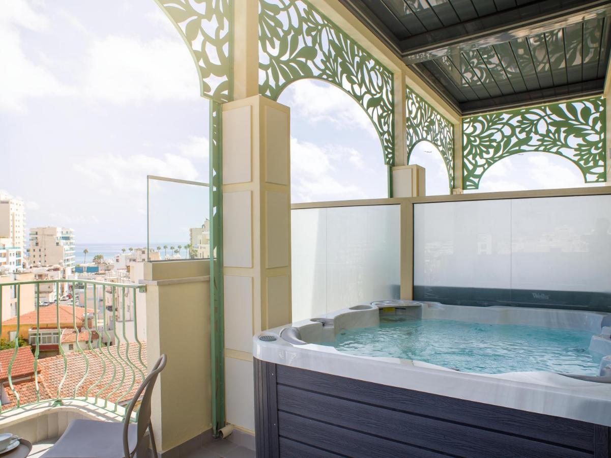Skylight Suite Outdoor Hot Tub