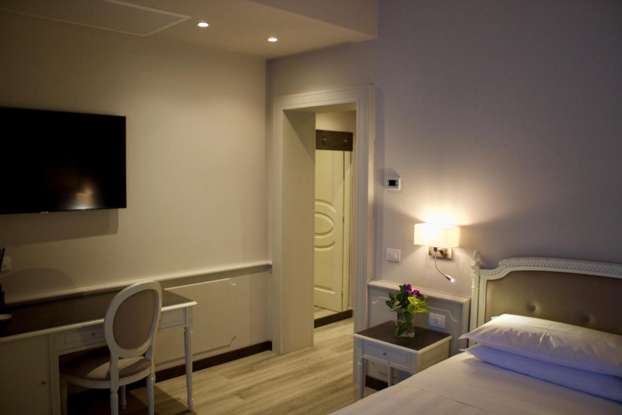 Deluxe Double or Twin Room Side Sea View