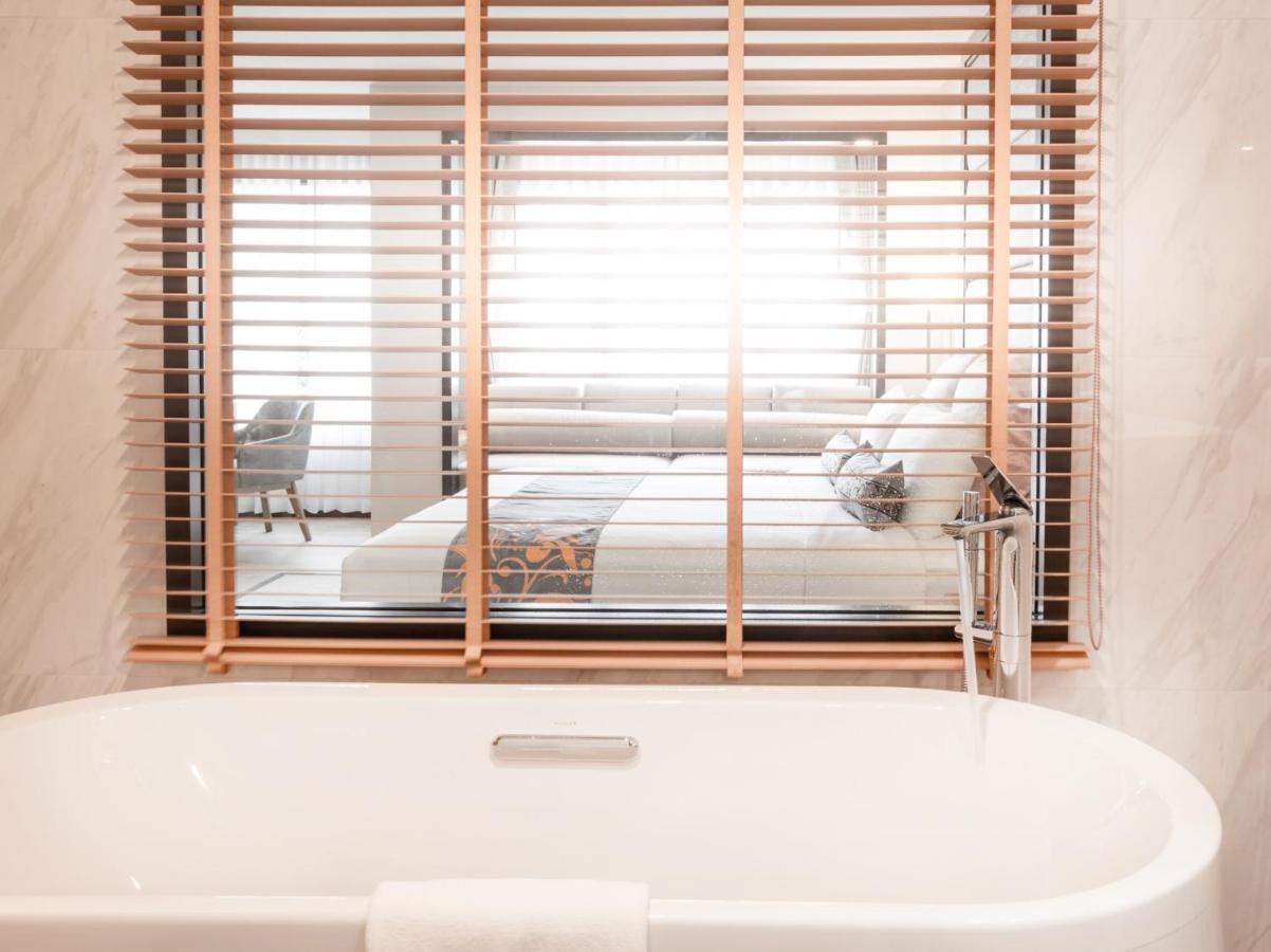 Executive Suite Daybed
