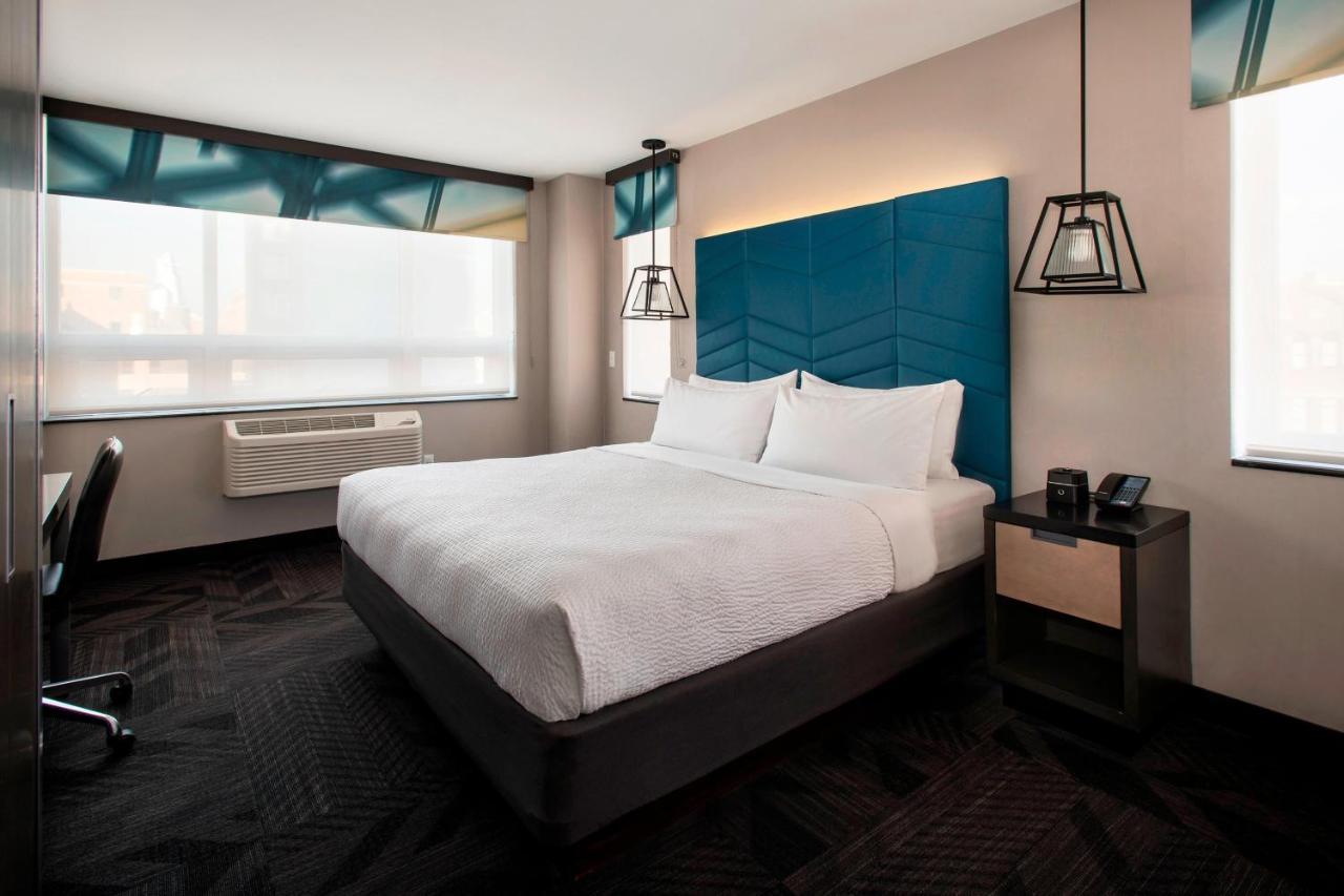 Guest room, 1 King, Corner room, High floor
