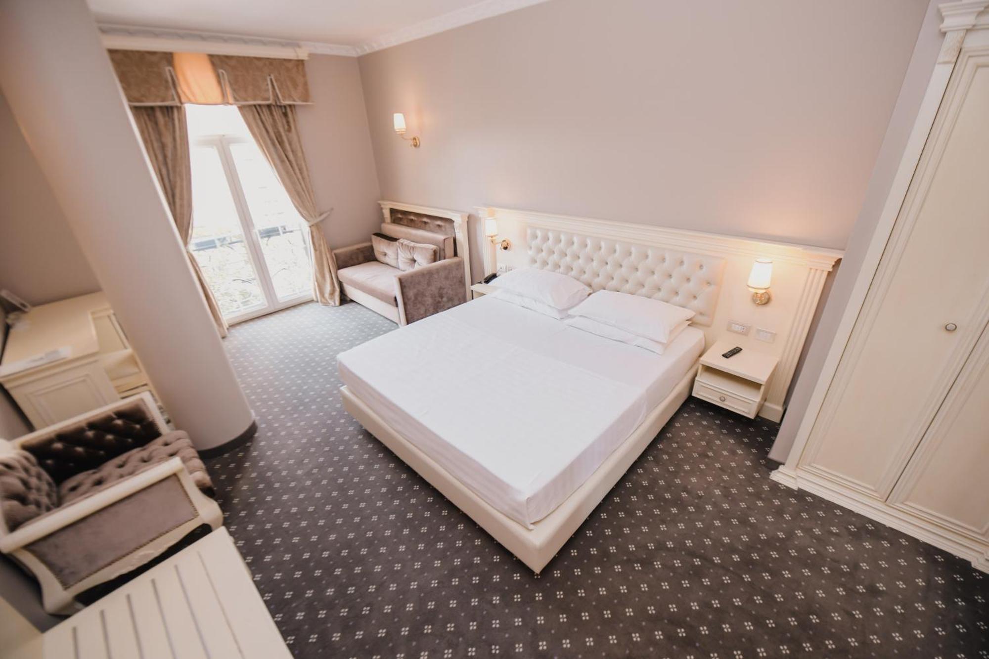 Deluxe Queen Room