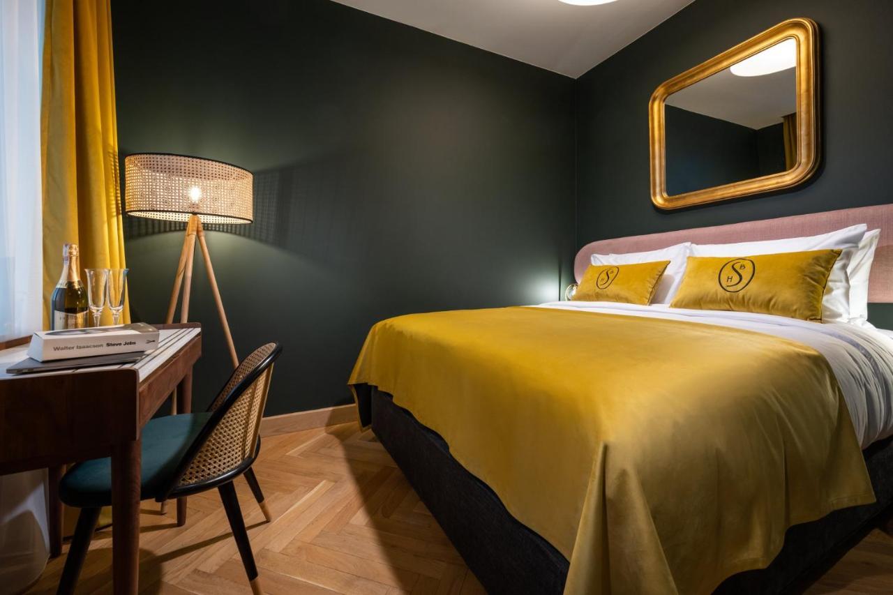 Deluxe Double Room queen size bed