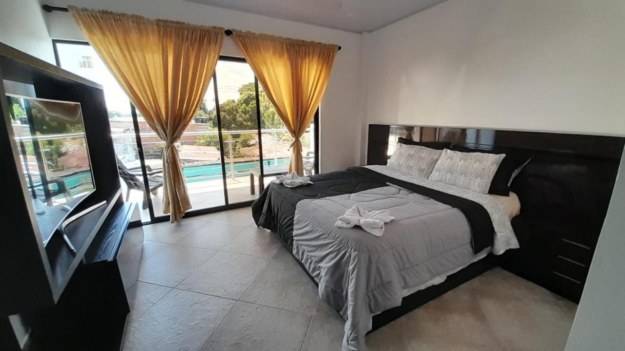 Suite con cama grande y balcón