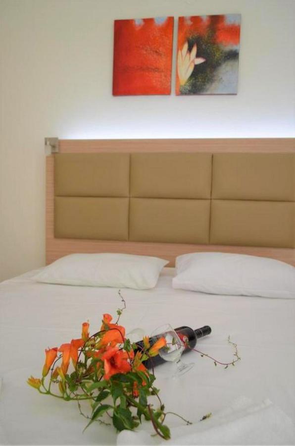Doppel-/Zweibettzimmer mit seitlichem Meerblick