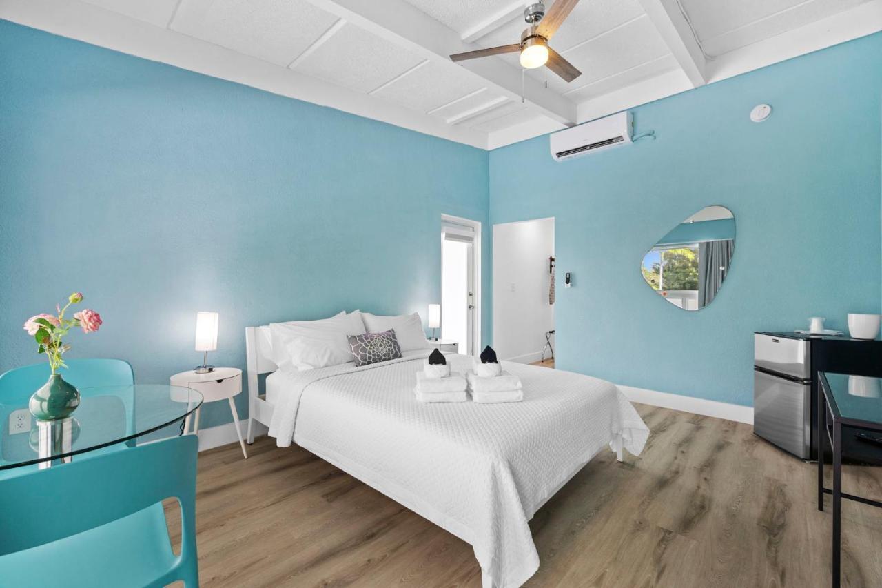 Habitación con cama grande y balcón