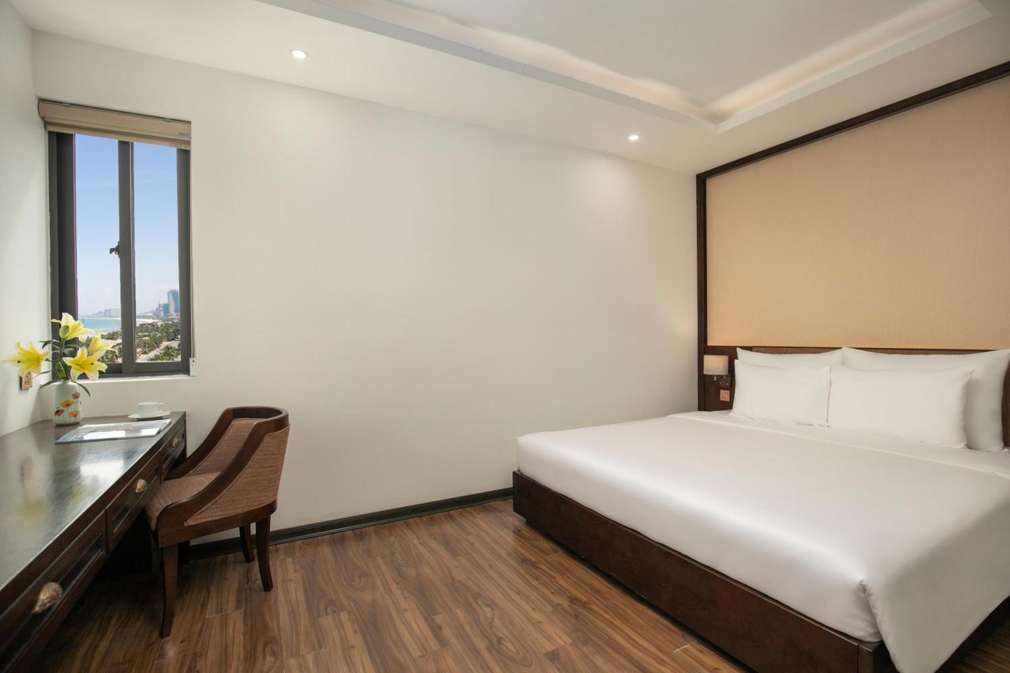 Deluxe Double Room with Side Sea View