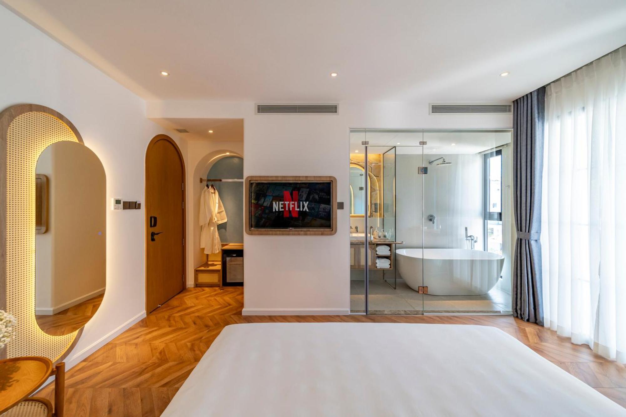 Deluxe Double Room Balcony Bathtub