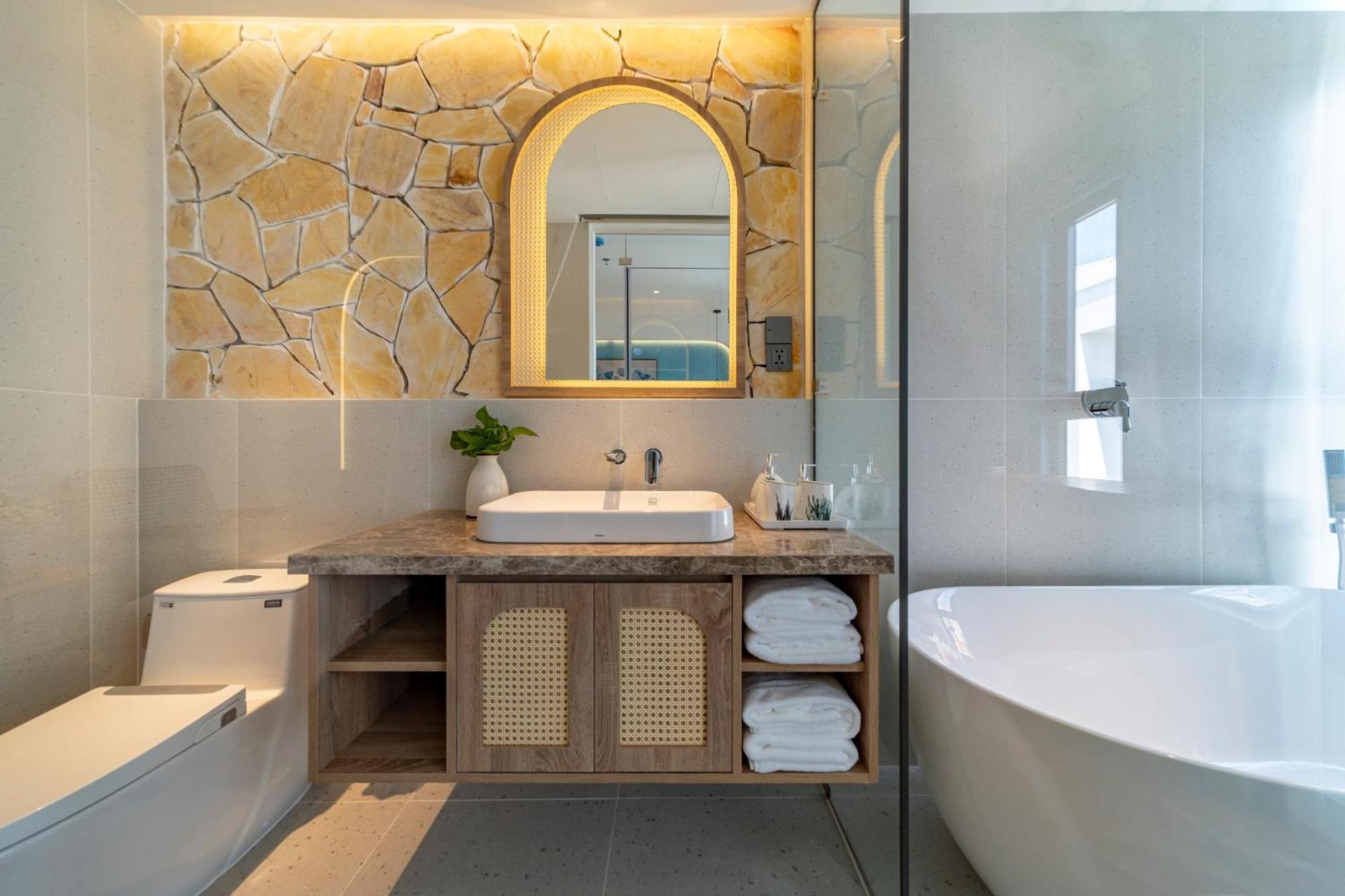 Deluxe Double Room Balcony Bathtub