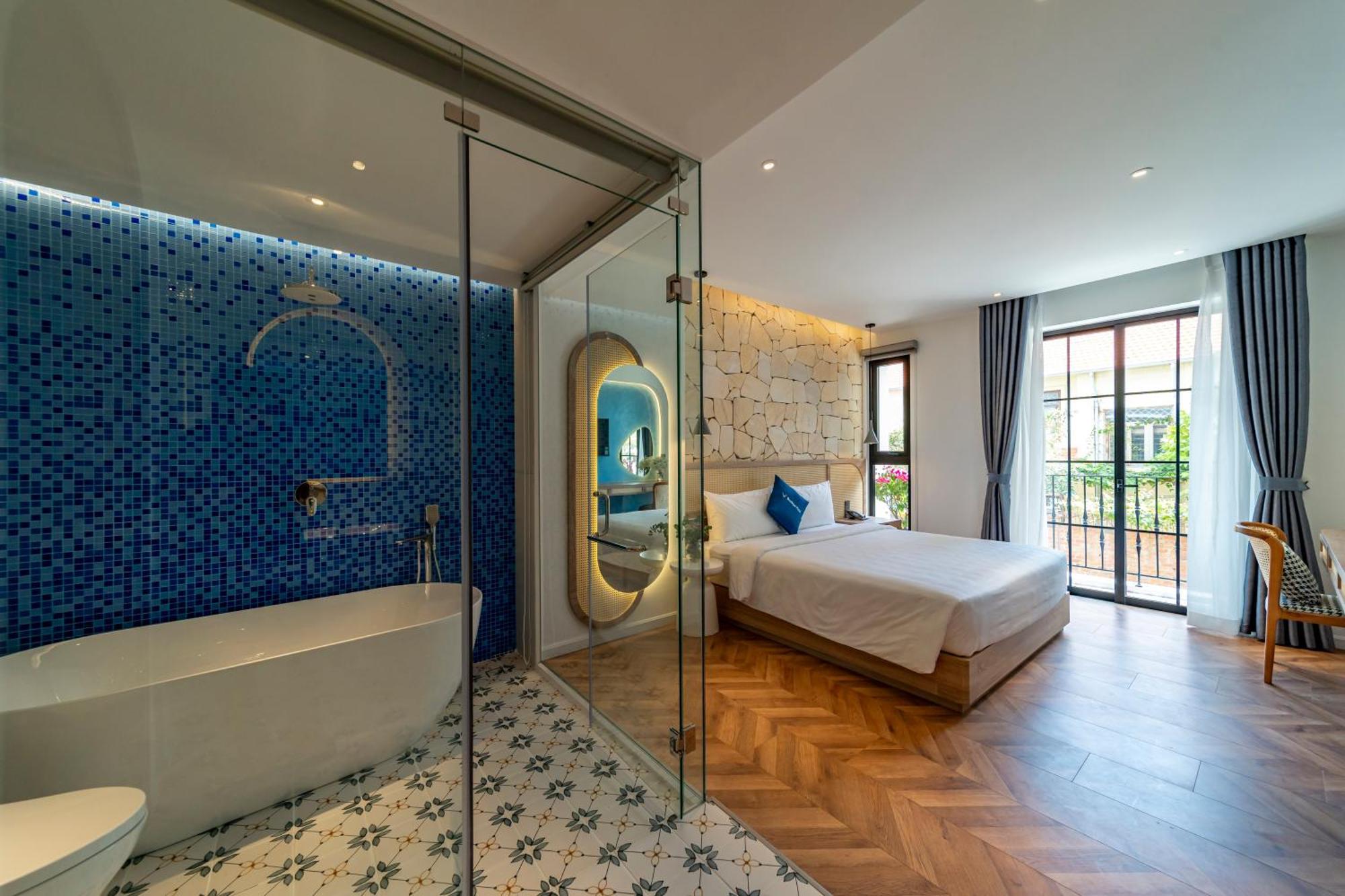 King Suite Balcony Bathtub