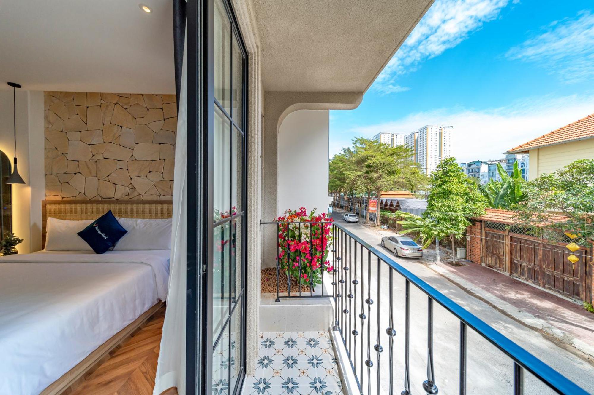 King Suite Balcony Bathtub