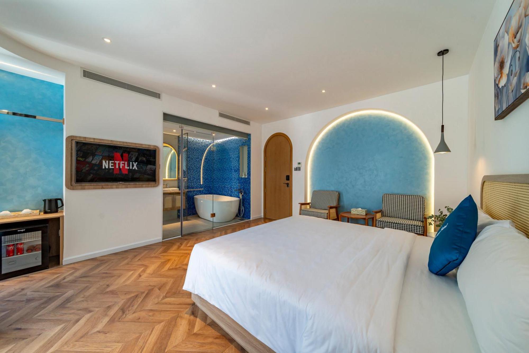 King Suite Balcony Bathtub