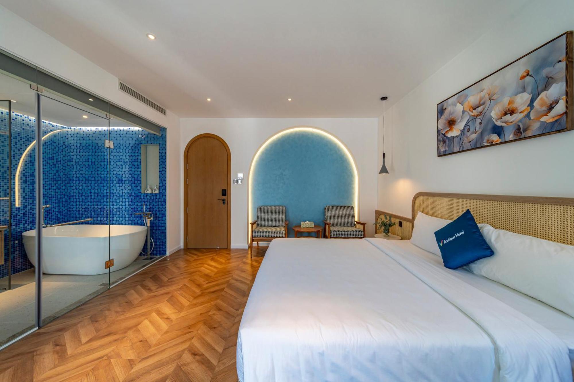 King Suite Balcony Bathtub
