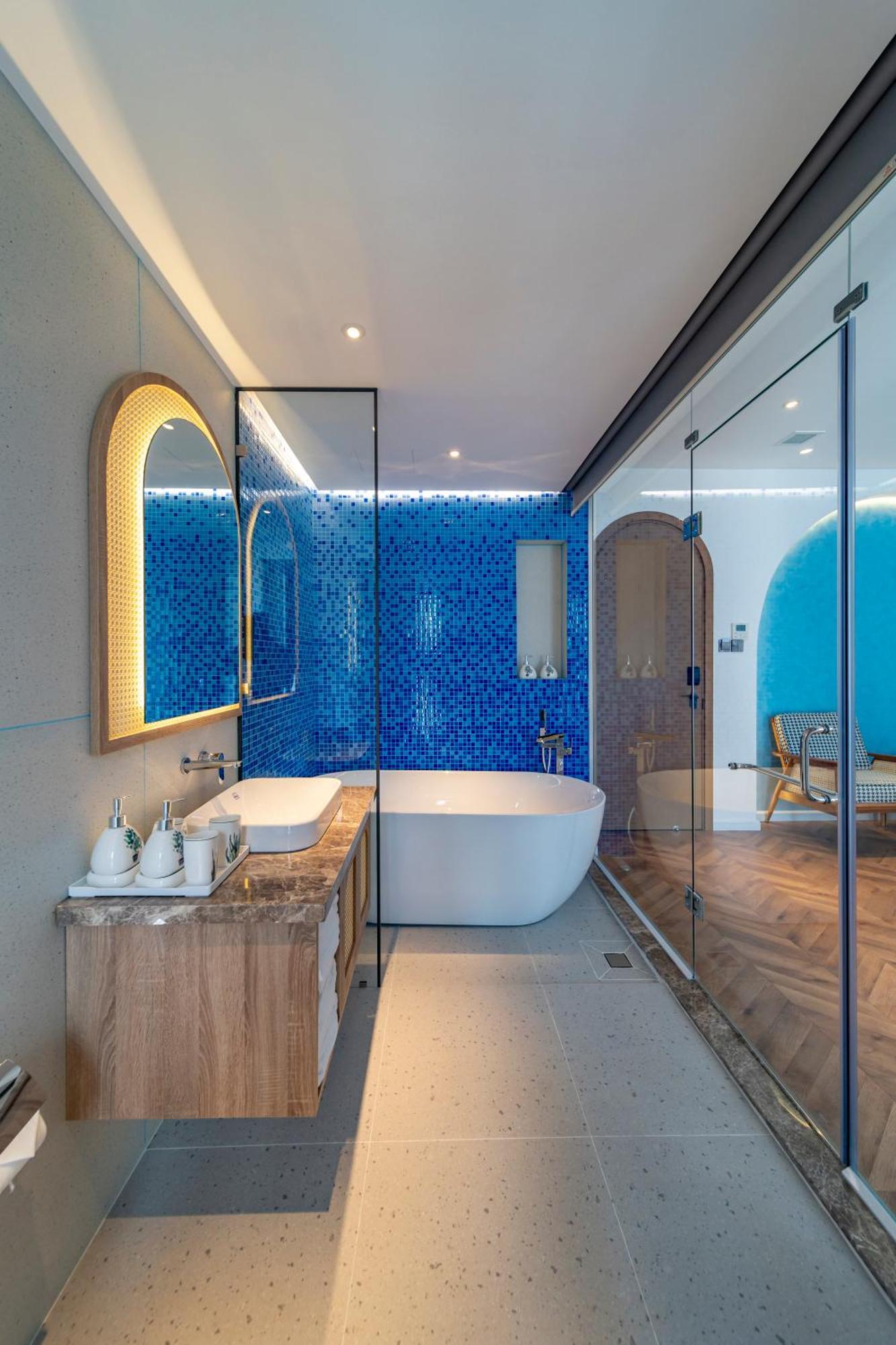 King Suite Balcony Bathtub